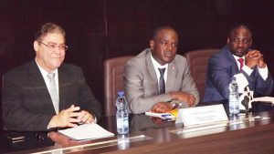 Le DG d'Airtel-Gabon Hervé-Olivier Njapoum, en présence du DG de de l’Aninf, Alex Bernard Bongo, et du secrétaire exécutif de l’Arcep, Serge Essongue Ewanpango