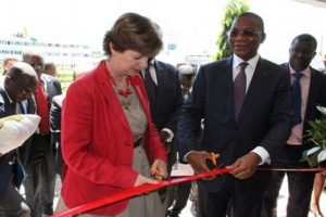 Le ministre Bruno Koné et l’ambassadeur du Canada en Côte d’Ivoire, Mme Chantal de Varennes.