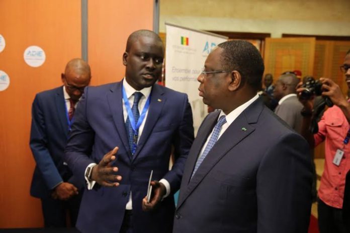 Le président Macky Sall (à droite) avec Cheick Bakhoum, le directeur général de l’ADIE