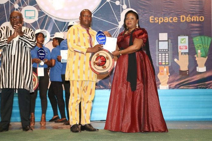 Hadja Sanon et un lauréat lors de la SN en 2019