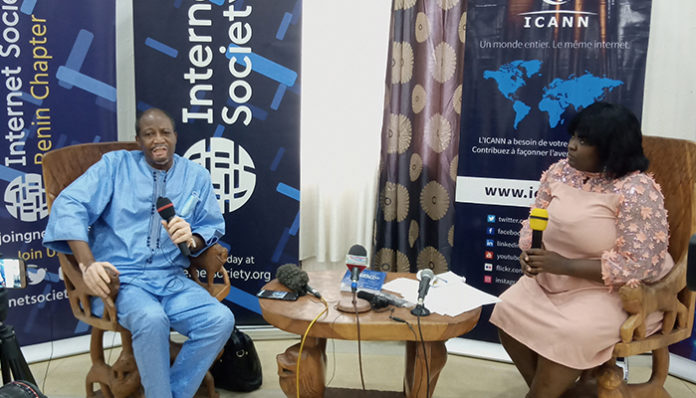Echanges entre Pierre Dandjinou, père fondateur de l'ISOC Bénin et Ganiath Bello, journaliste