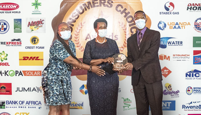 La Ministre ougandaise du commerce Amelia Kyambade remettant le prix Meilleur opérateur de services de télévision à StarTimes lors de la 5e édition des Consumer Choice Awards le 1er avril 2021