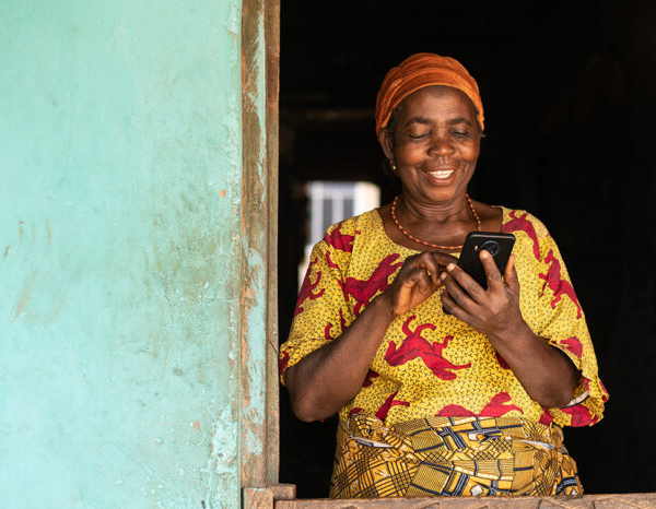 Femme utilisant un téléphone mobile
