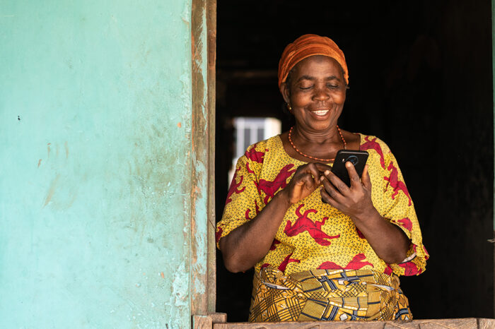Femme utilisant un téléphone mobile