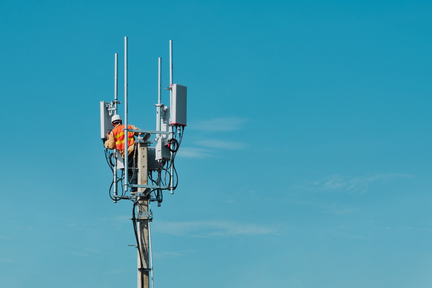 Technicien intervenant sur une antenne de télécommunications